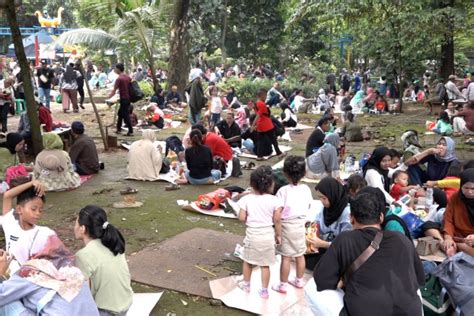 Hari Kedua Lebaran Wisatawan Padati Ragunan Antara News