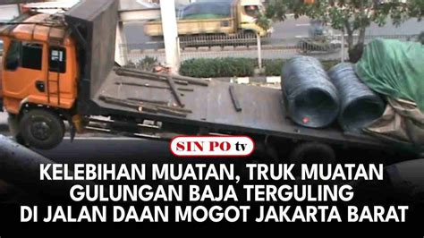 Kelebihan Muatan Truk Muatan Gulungan Baja Terguling Di Jalan Daan