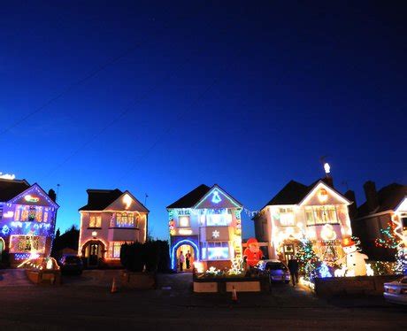 The Biggest And Best Christmas Light Displays Across The Globe - Heart