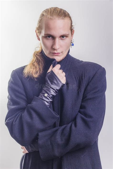 Het Knappe Gotische Portret Van De Blonde Kaukasische Mens Stock Foto Image Of Eigenaardig