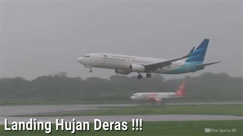 Ngeri Pesawat Landing Saat Hujan Deras Di Bandara Soekarno Hatta