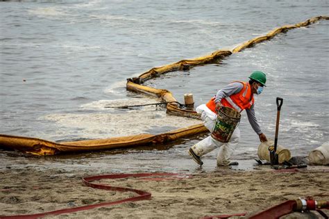 Suman Las Playas Contaminadas Por El Derrame De Petr Leo En Per