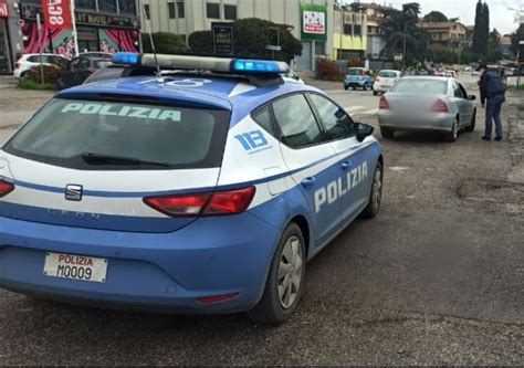 Fugge Al Posto Di Blocco Automobilista Inseguito Travolge Due Auto E