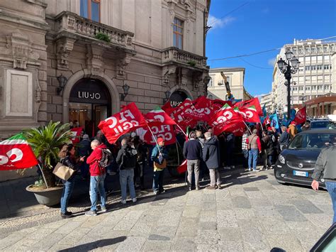 In Piazza Anche A Catanzaro I Lavoratori Del Pubblico Impiego E Dei