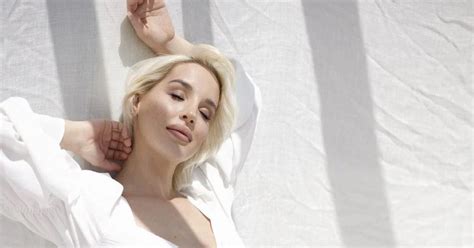 Lil Masti pokazała się w bikini po porodzie Chwila na relaks FOTO