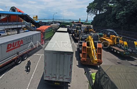 ARUS ANGKUTAN BARANG DI MERAK MENINGKAT ANTARA Foto