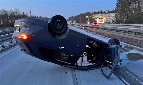 Auto Landet Am Hermsdorfer Kreuz Auf Dem Dach Fahrer Unverletzt