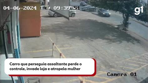 V Deo V Deo Carro Que Perseguia Assaltante Perde O Controle Invade