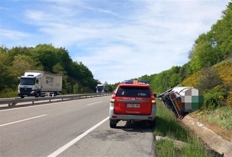 Susto en la A 15 en Arruiz tras el vuelco de un camión cargado de una