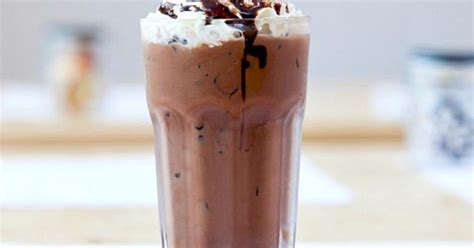 Sirva Milk Shake De Chocolate Caseiro Pioneiro