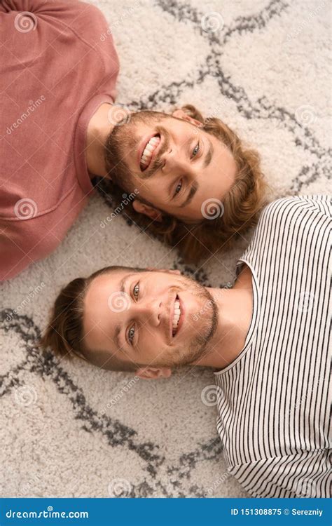 Jeunes Couples De Lgbt Se Trouvant Sur Le Plancher Image Stock Image