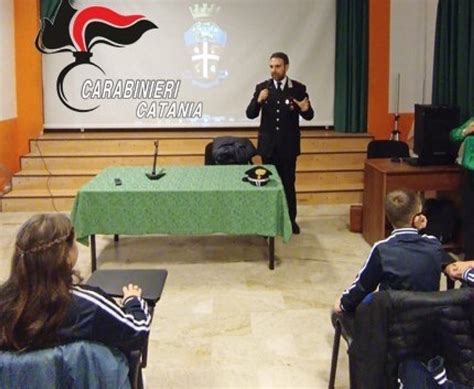 Un Carabiniere Per Amico A Scuola Con LArma Per Diffondere La Cultura