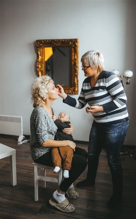 Maquilleuse Application Maquillage Pour Jeune Mère Blonde En Studio Elle Tient Son Fils Entre