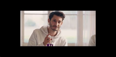 Pierre Niney Guest surprise du nouveau clip d Angèle contre le