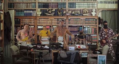 Tico Santa Cruz Pelado Em Kit Gay Pol Mico Novo Clipe Dos Detanautas P Tio Hype