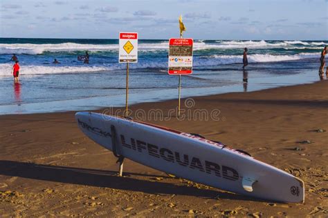 Badmeestersurfplank En Rode Vlag Op Het Strand Stock Foto Image Of