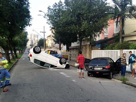 G1 Carro perde o controle e capota após bater em outro veículo no