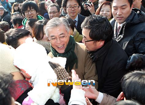 포토엔 문재인 대선후보 ‘걷기 힘들어도 환한 미소‘일산 유세 손에 잡히는 뉴스 눈에 보이는 뉴스 뉴스엔