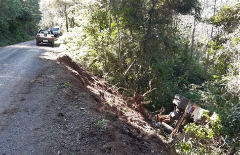 Caminhão da Prefeitura tomba em ribanceira na estrada do Morro do Arame