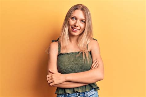 Junge Blonde Frau In Lockerer Kleidung Fr Hliches Gesicht L Chelnd Mit Gekreuzten Armen Blick