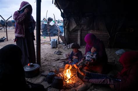 Anak-Anak Palestina di Gaza Terpaksa Bakar Buku Agar Tetap Hangat ...