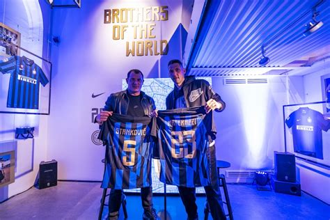 Inter Presentata La Maglia Mashup Del Derby