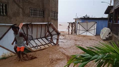 Ocho casas afectadas por desbordamiento de río en Chichiriviche de la Costa