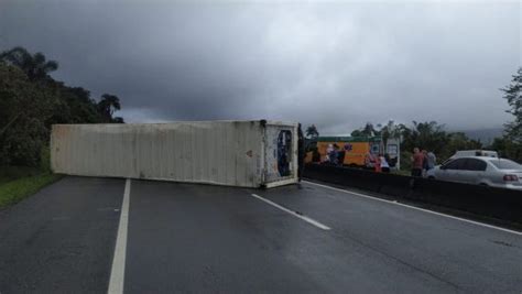 Caminh O Entala Em Viaduto E Trava Tr Nsito Em Palho A