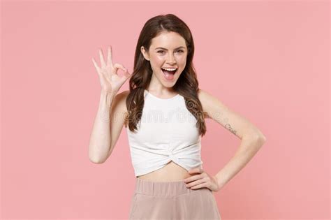 Jovencita De Brunette Emocionada Muchacha Con Ropa Ligera Casual Posando Aislado En El Retrato