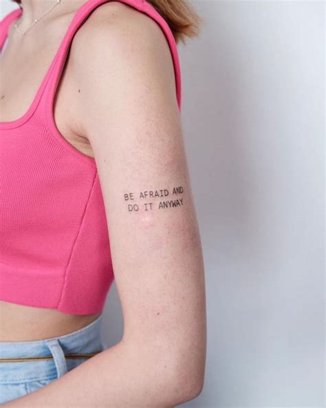 Tatuagem de frases no braço 50 fotos que vão te convencer a fazer a sua