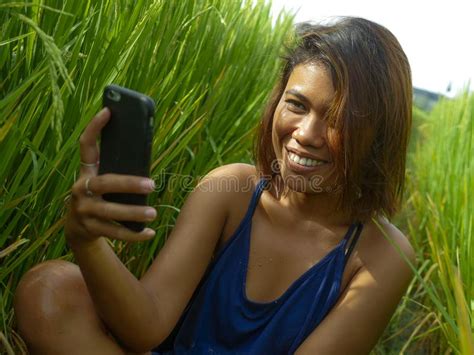 Giovane Bella E Ragazza Asiatica Sexy In Bikini Con Capelli Bagnati Che Gode Delle Feste Alla