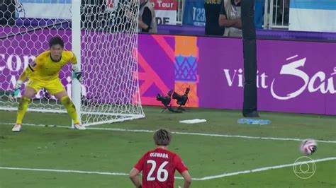 Vídeo Aos 30 min do 2º tempo impedimento de Oscar Bobb do Manchester