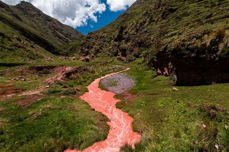 Descubre el increíble Río Rojo en Cusco Machu Picchu Peru Tours