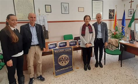 Caltanissetta Il Rotary Club Dona Tablet All Istituto Scolastico