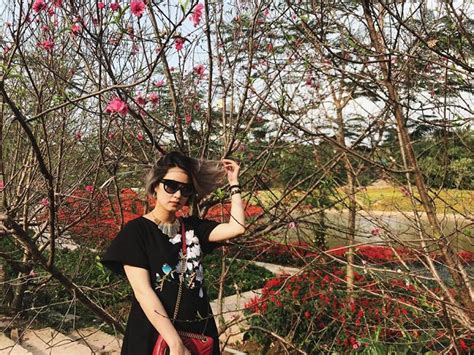 Bụng bầu vượt mặt cựu hot girl Mi Vân vẫn xinh đẹp nức lòng diện bikini khi đi tắm biển