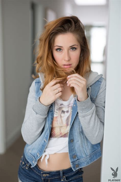 Glamorous Babe Diana Lark Shows Off Her Petite Body While Fully Naked CoedCherry