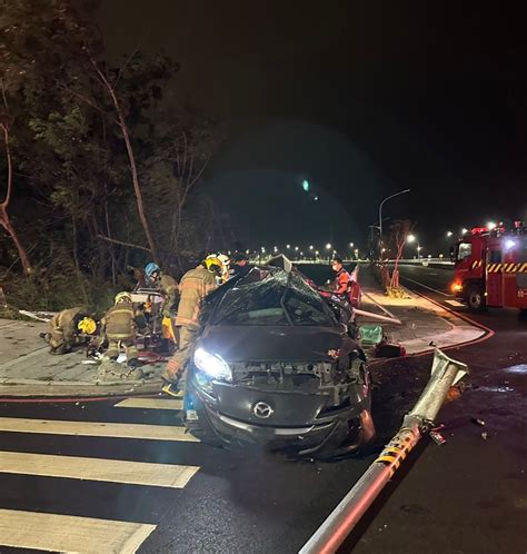 快訊台南嚴重車禍！轎車高速撞倒號誌桿 車體幾近全毀1死3傷 Yahoo奇摩汽車機車