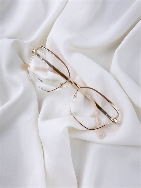 ARMAÇÃO GATINHO NUDE DOURADO ELOISE Sunglasses Ubatuba