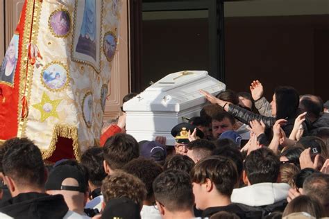 18enne Ucciso Napoli In Migliaia Ai Funerali Francesco