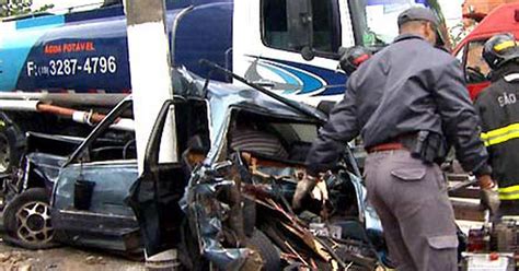 G1 Caminhão sem freio desce avenida e atinge carros em Campinas