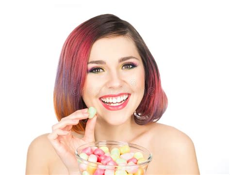 Belle Fille De Sourire Mangeant Des Bonbons D Une Cuvette Image Stock