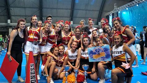 Ginnastica Artistica Le Cheerleader Dell Edera Al Top Al Campionato