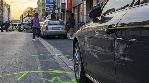 Düsseldorf Auto überschlägt sich in der Innenstadt