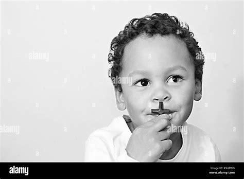 Niño Rezando En La Cruz Imágenes De Stock En Blanco Y Negro Alamy