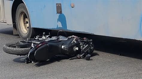 Fat Dico Choque En Ruta Un Autom Vil Colision Con Una Moto Una