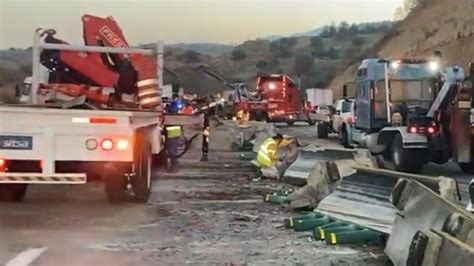 Autopista M Xico Puebla Un Tr Iler A Exceso De Velocidad Provoca Un