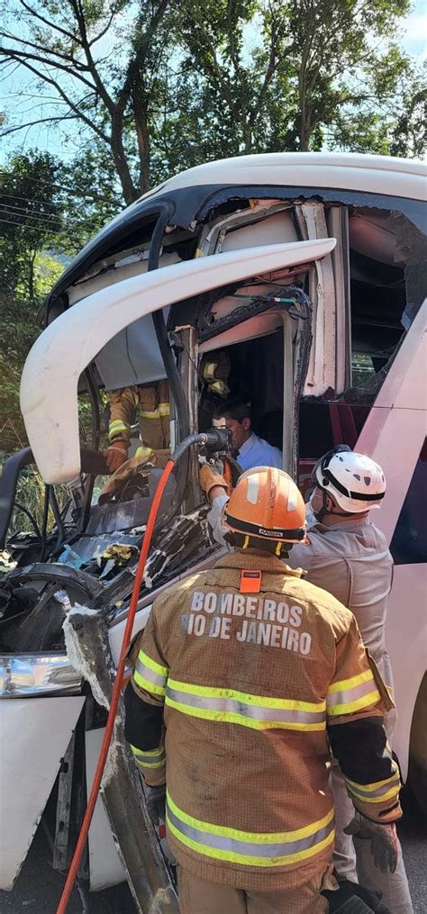 Acidente entre ônibus intermunicipal e caminhão deixa três pessoas