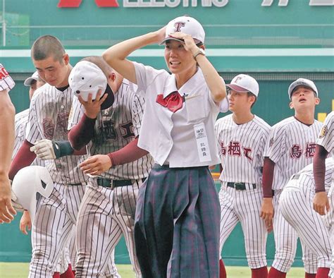 涙を流して引きあげる女子マネジャー・緒方美月さん【写真】：中日スポーツ・東京中日スポーツ