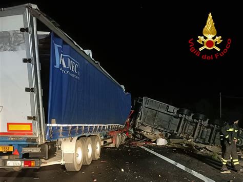 Autostrada Messina Catania Scontro Tra Due Camion A Nizza Di Sicilia