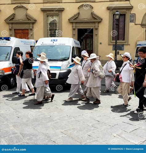 Touristes Asiatiques En Une Visite Guid E Pied Avec Un Guide